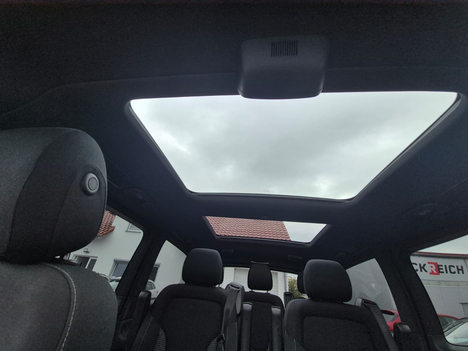 Fahrzeugabbildung Mercedes-Benz V 300 d 4MATIC lang AMG PANO*Mittelkonsole*AHK