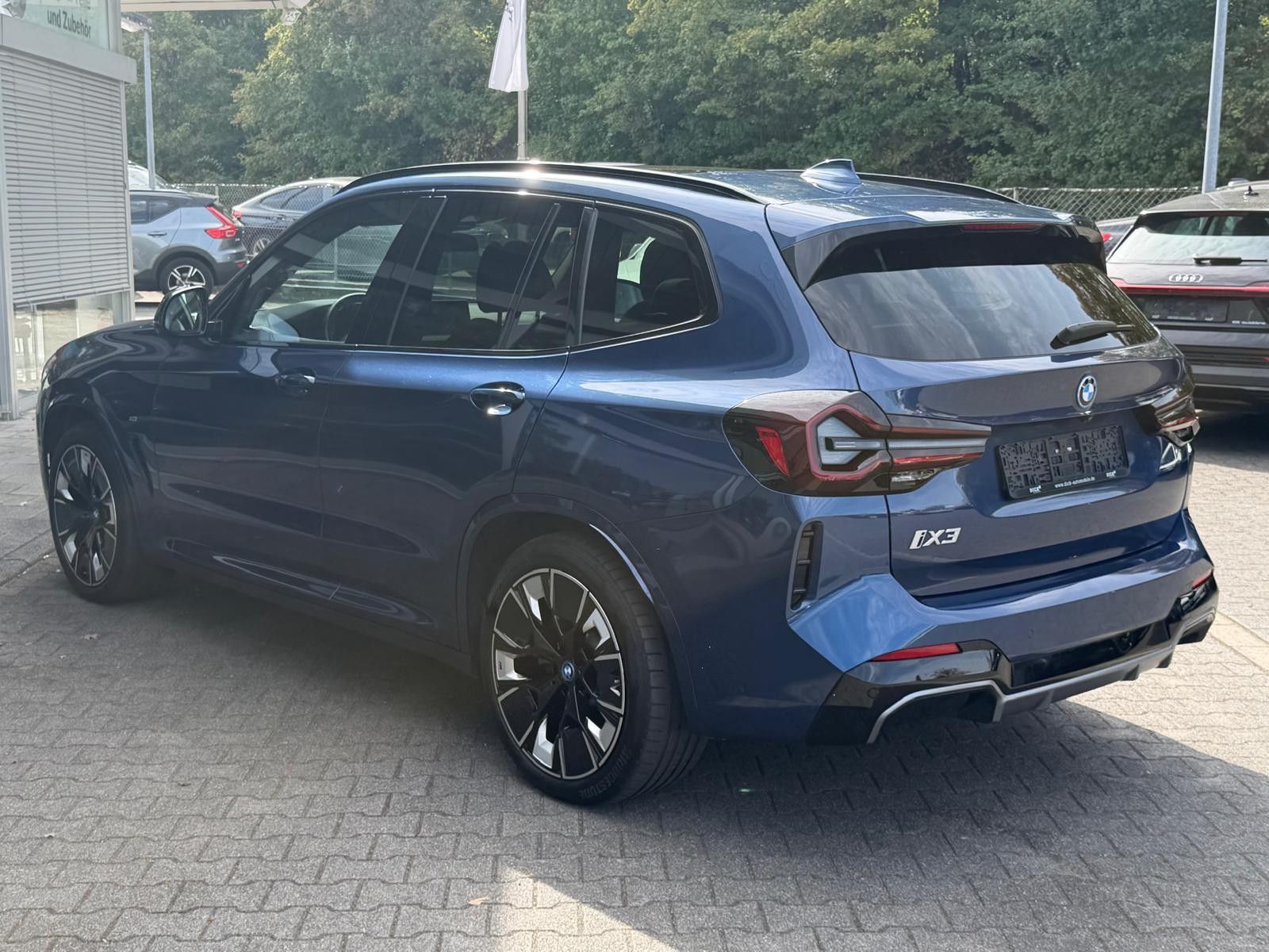 Fahrzeugabbildung BMW iX3  Inspir M Sport SHADOW+PANO+MEMO+360+ACC+AHK