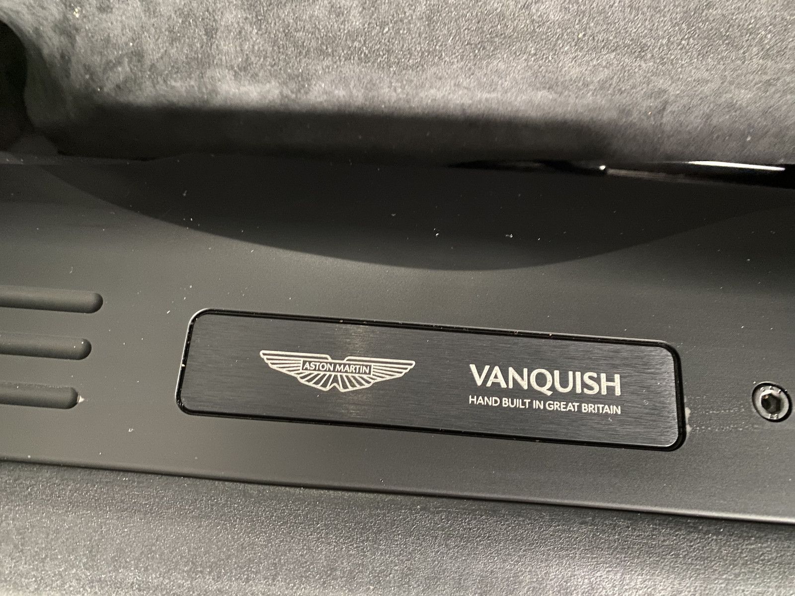 Fahrzeugabbildung Aston Martin Vanquish Q Satin/Carbon/Exhaust-Titan/UPE 50500,