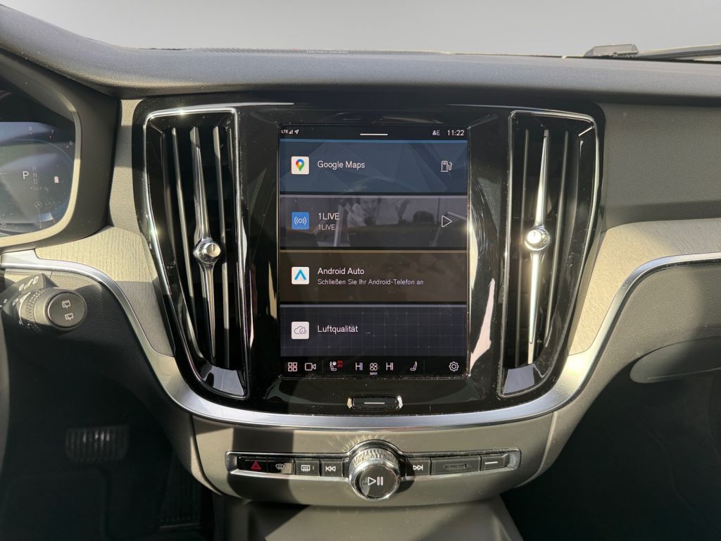 VOLVO V60 B4 B DKG Plus Dark 360° HUD AHK semi elektr. VOLVO V60 B4 B DKG Plus Dark 360° HUD AHK semi elektr.