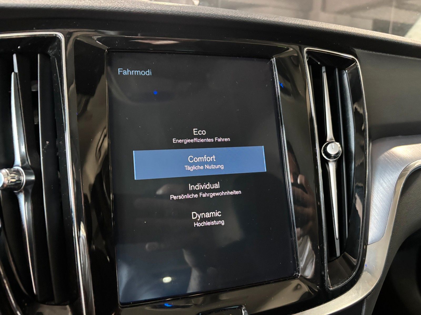 Fahrzeugabbildung Volvo V60 Momentum /KAMERA/LED/SHZ/ACC+/NAVI