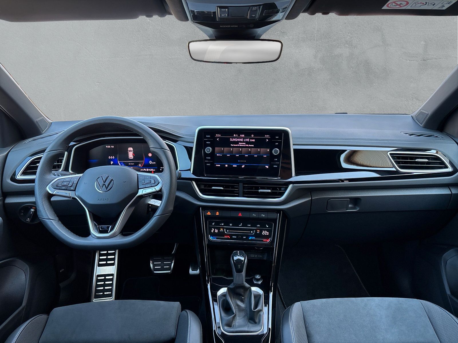 Fahrzeugabbildung Volkswagen T-Roc 1.5 TSI R-Line AHK Kamera SHZ