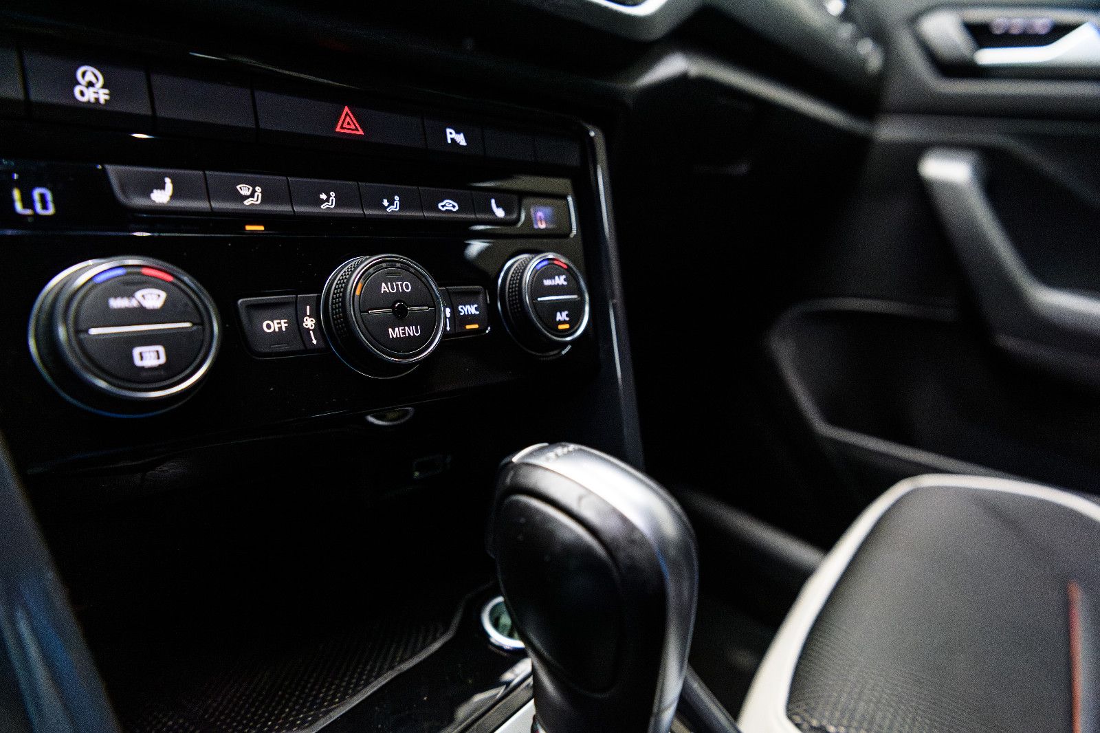 Fahrzeugabbildung Volkswagen T-Roc Sport 2.0 DSG 4Motion AHK SHZ ACC