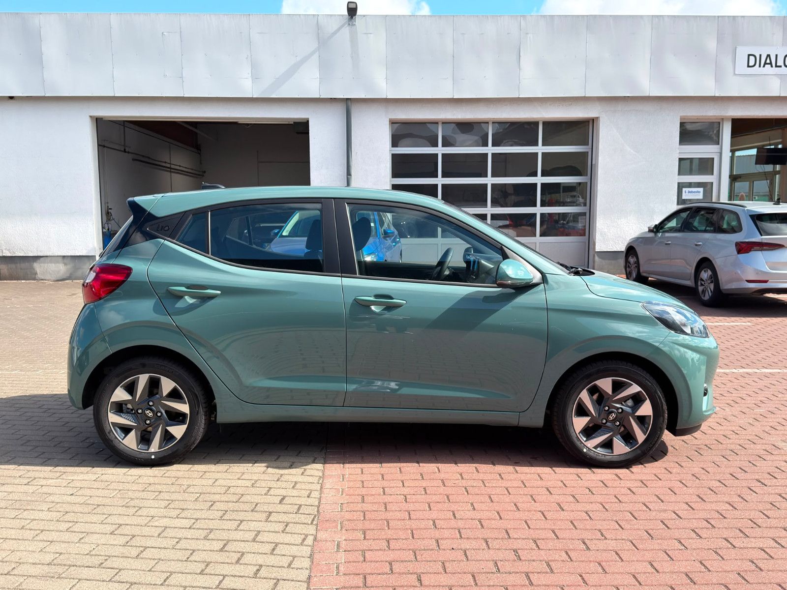 Fahrzeugabbildung Hyundai i10 1.0 Trend *Klima*Navi*CarPlay*PDC*RFKamera*