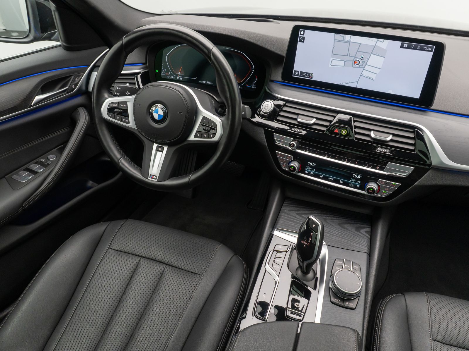 Fahrzeugabbildung BMW 530d xD Alarm HUD DAB Kamera DisplayKey Panorama