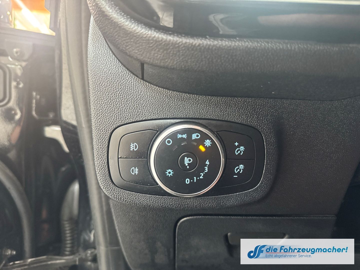 Fahrzeugabbildung Ford Fiesta Titanium Navi LED Blendfreies Fernl. Kurv