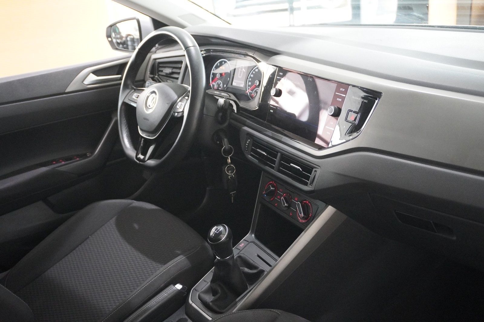 Fahrzeugabbildung Volkswagen Polo VI 1.0 TSI COMFORTLINE LED/KLIMA/SHZ/USB