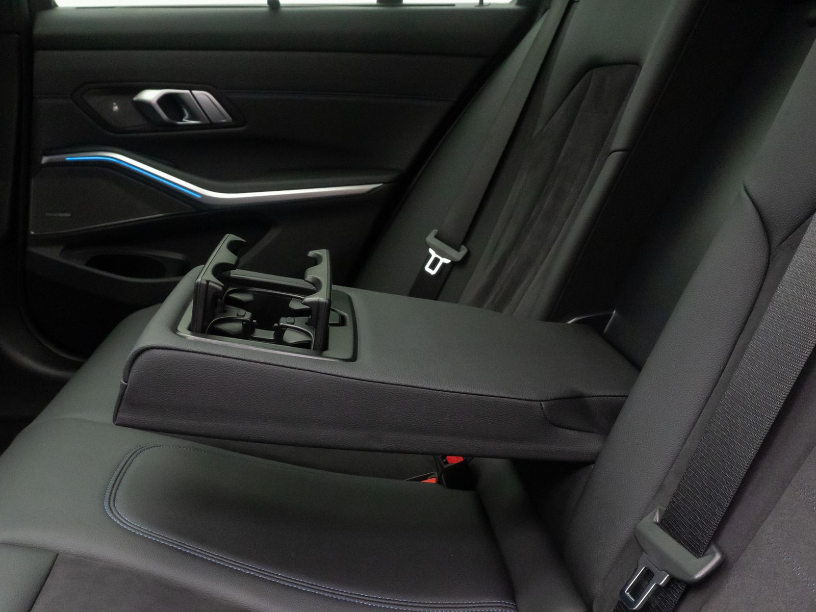 Fahrzeugabbildung BMW 330d M Sport H/K Panorama HUD DAB Alarm 19Zoll