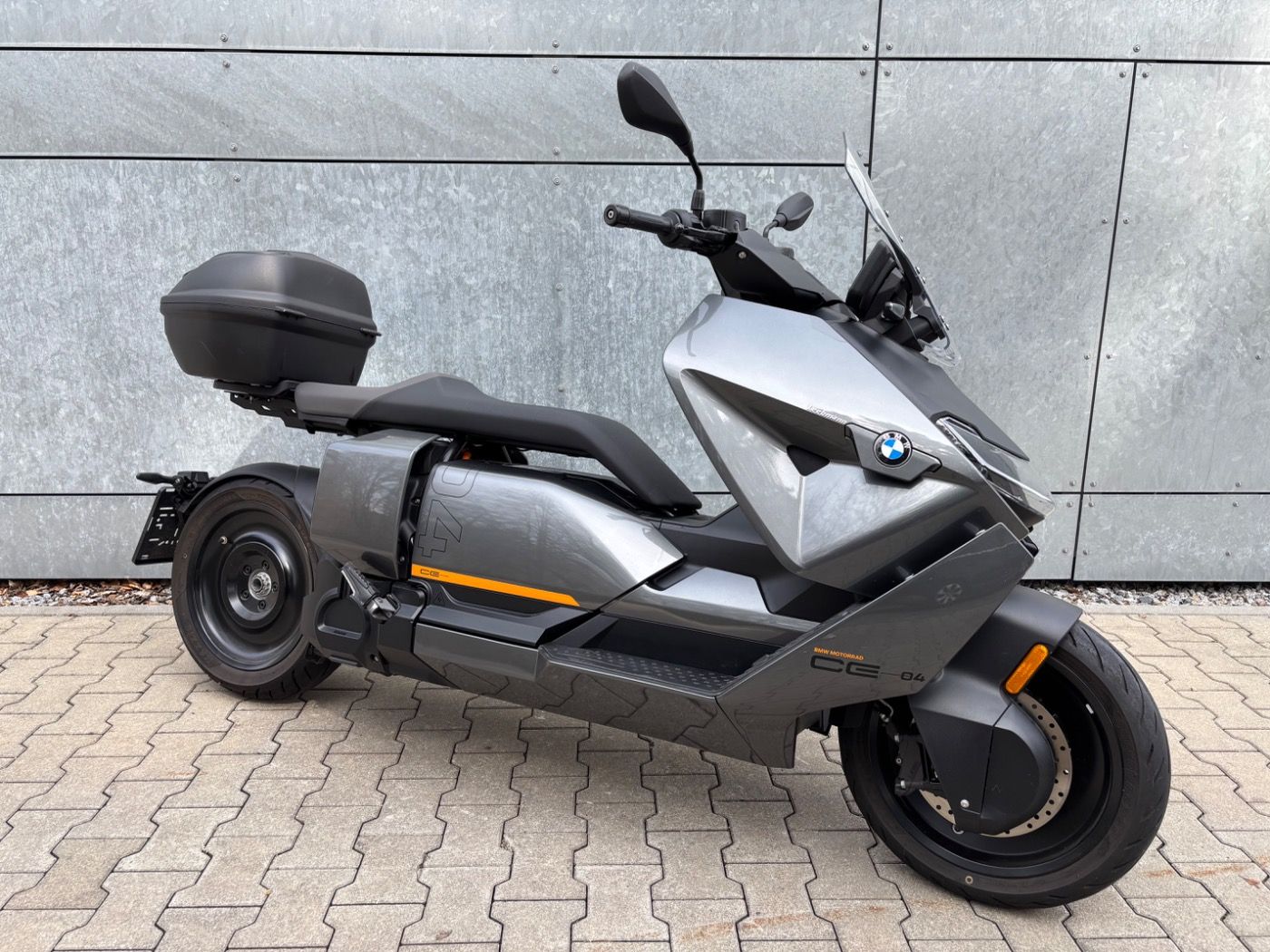 Fahrzeugabbildung BMW CE 04 Avantgarde mit Topcaseträger