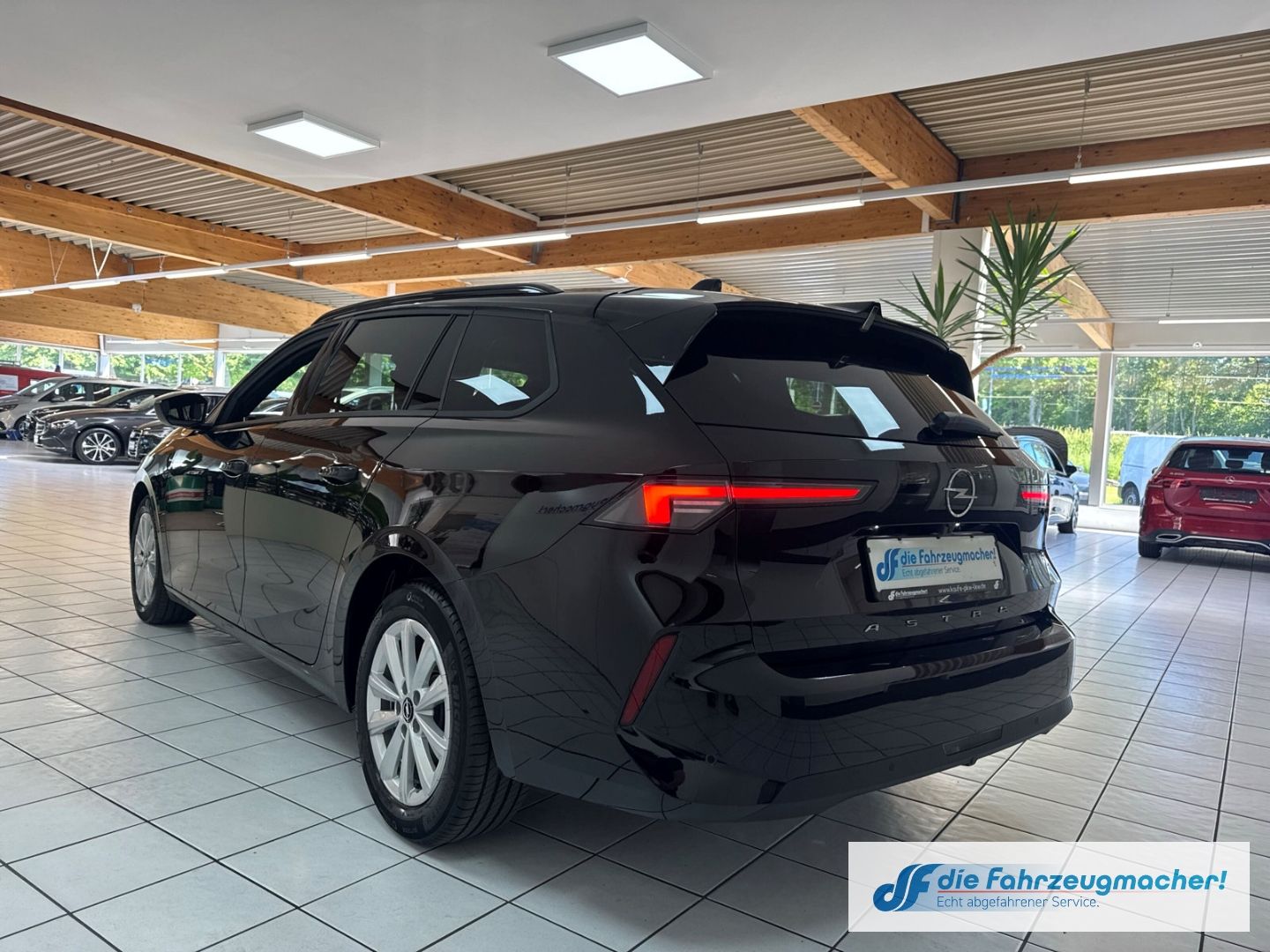 Fahrzeugabbildung Opel Astra L Sports Tourer Edition Navi Digitales Coc