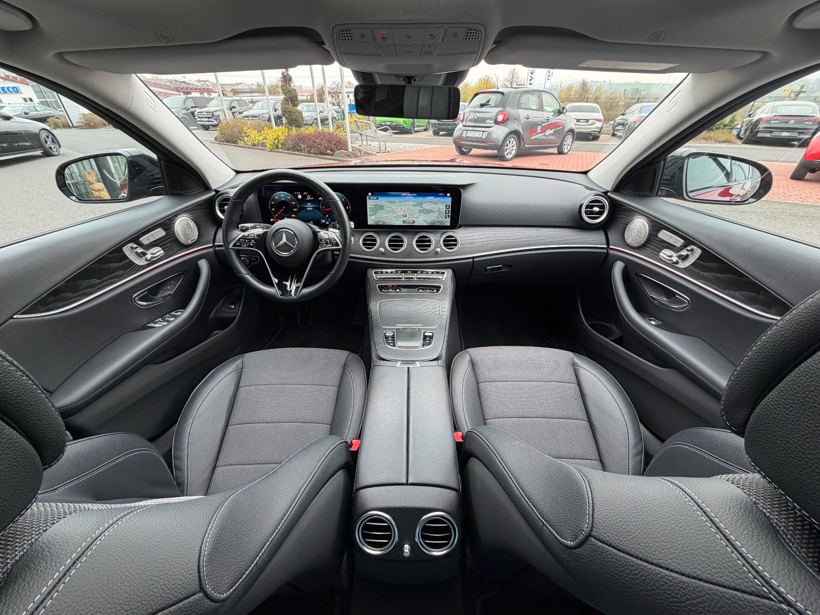 Fahrzeugabbildung Mercedes-Benz E 220d T Massage+Pano+Burm+Distr+360+HUD+Night