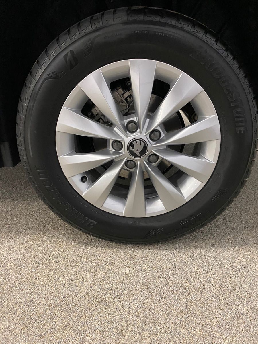 Fahrzeugabbildung SKODA Karoq 1.5 TSI DSG Selection+AHK+KAMERA+16"ALU+BC
