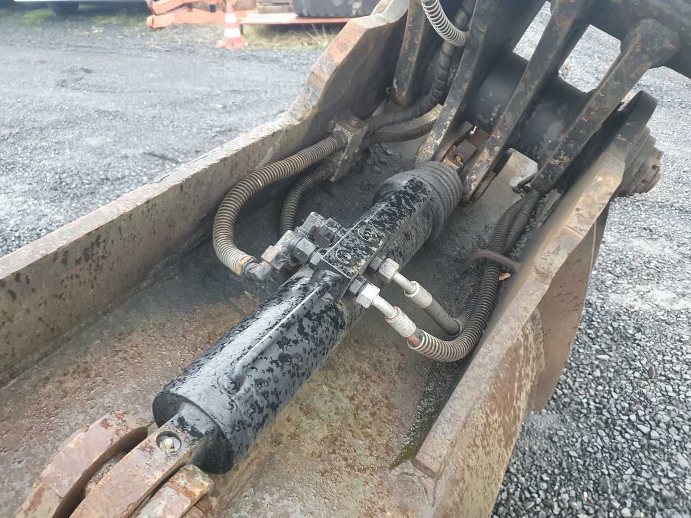 Fahrzeugabbildung Andere Hydraulischer Grabenräumlöffel / schwenkbar OQ80
