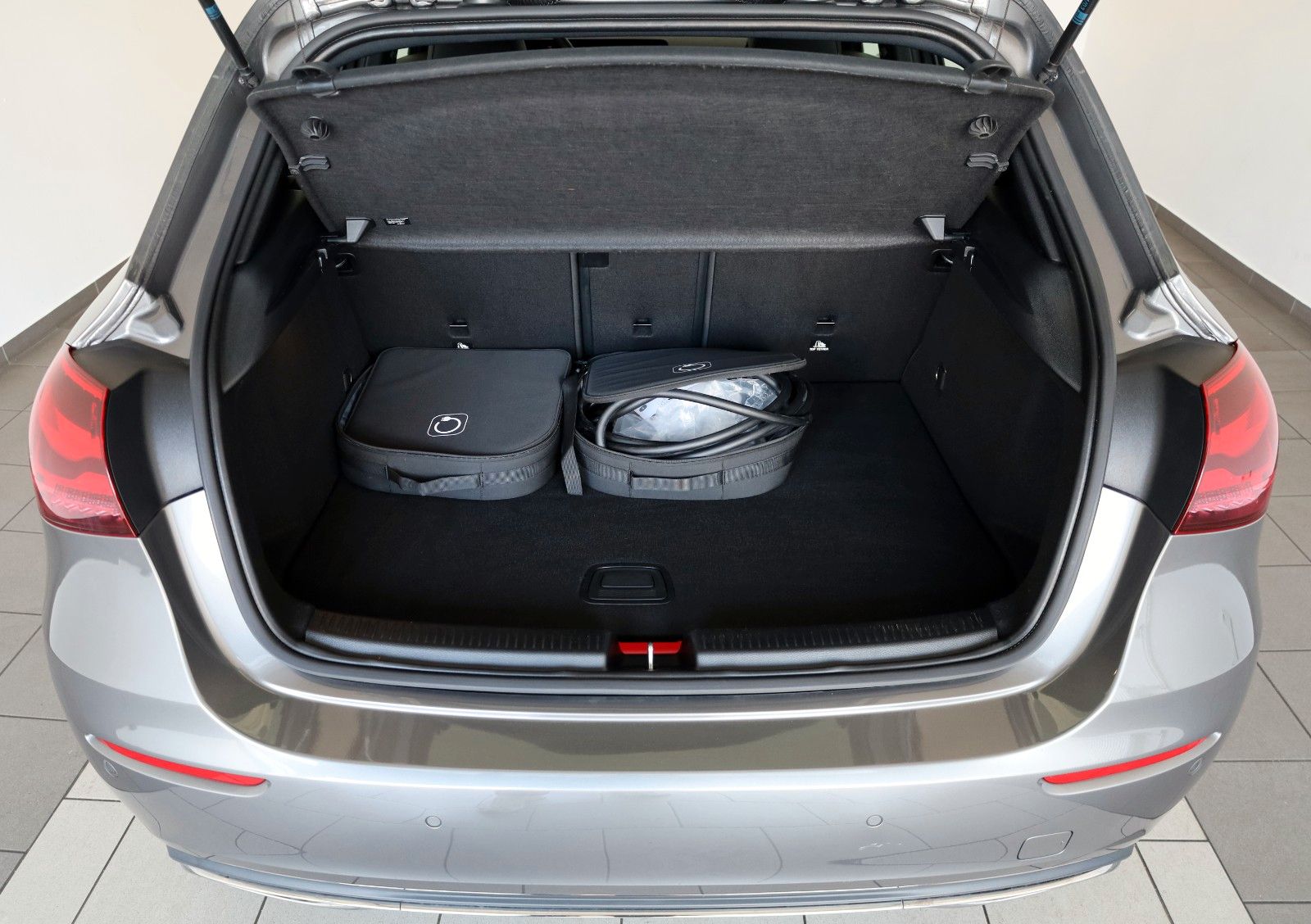 Fahrzeugabbildung Mercedes-Benz A 250 e, Progressive, Leder,Navi,LED,SH,Facelift