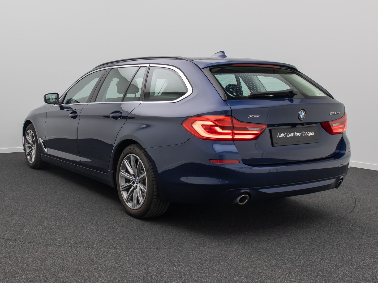 Fahrzeugabbildung BMW 520d xD HUD Kamera HiFi Alarm AHK FernlichtAssis