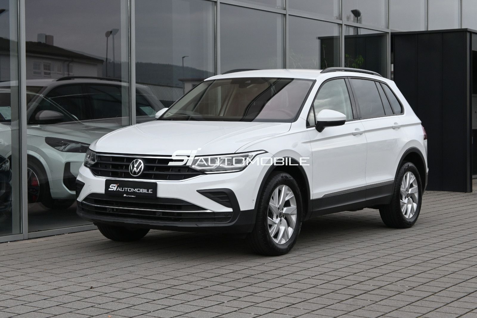 Fahrzeugabbildung Volkswagen Tiguan 2.0 TDI DSG 4MOT Life °ACC°AHK°HUD°STHZ°