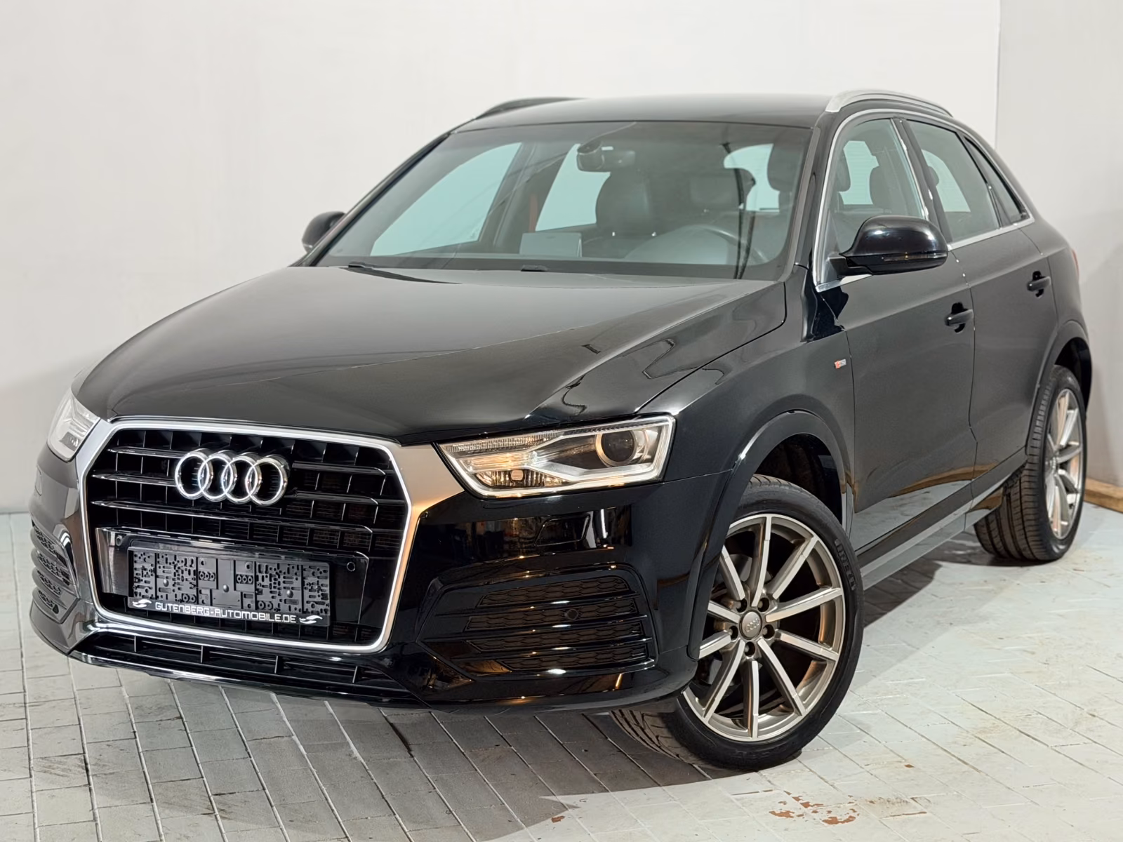 Audi Q3 S-LINE Auto Leder/Alcantara Navi Einparkhilfe