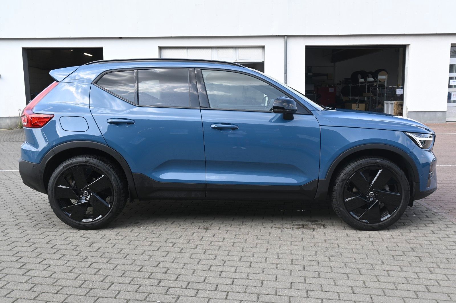 Fahrzeugabbildung Volvo XC40 B4 Black Ultra Dark*FSHZG*PANO*360°*ACC