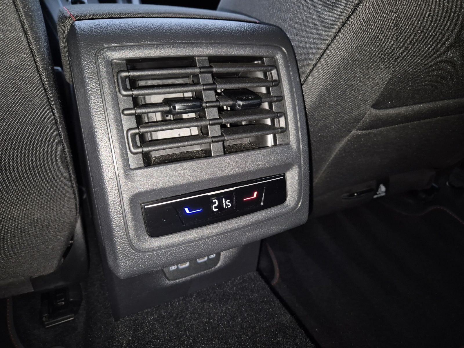 Fahrzeugabbildung Volkswagen Golf VIII GTI TSI DSG ACC LED AHZV