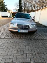 Mercedes-Benz Mercedes W 124 - Mercedes-Benz E 220 mit Benzin-Antrieb: Limousine, Automatik