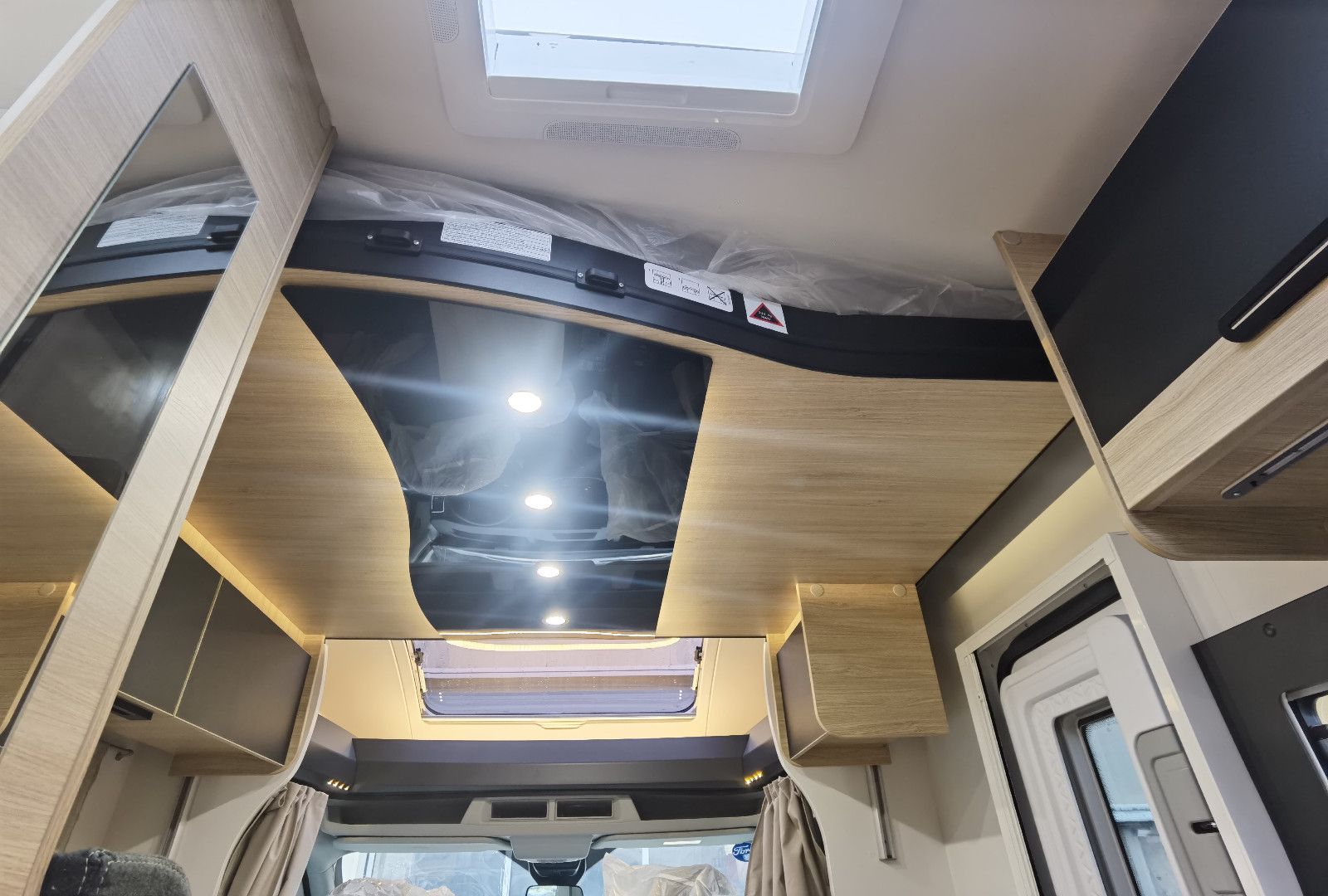 Fahrzeugabbildung Challenger 287 Graphite Edition m. Hubbett