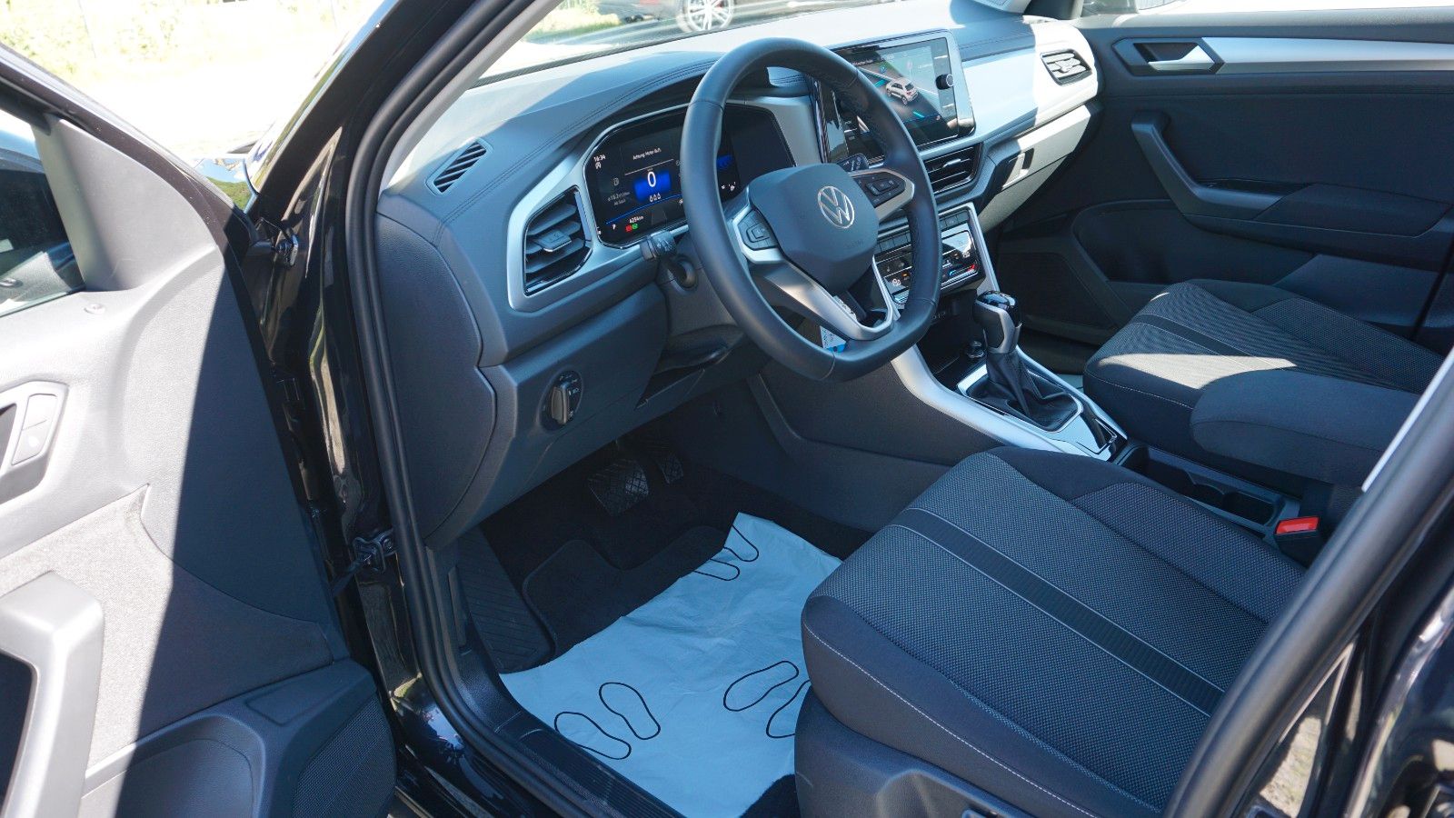 Fahrzeugabbildung Volkswagen T-Roc Life Navi,LED,Park/Lane Assist,SH