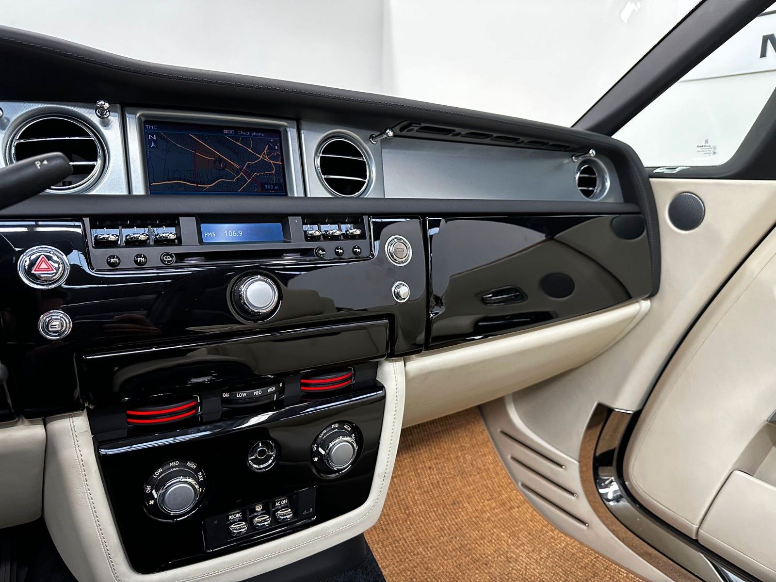 Fahrzeugabbildung Rolls-Royce Phantom Drophead/TEAK-DECK/KAMERA/WENIG KM/TOP