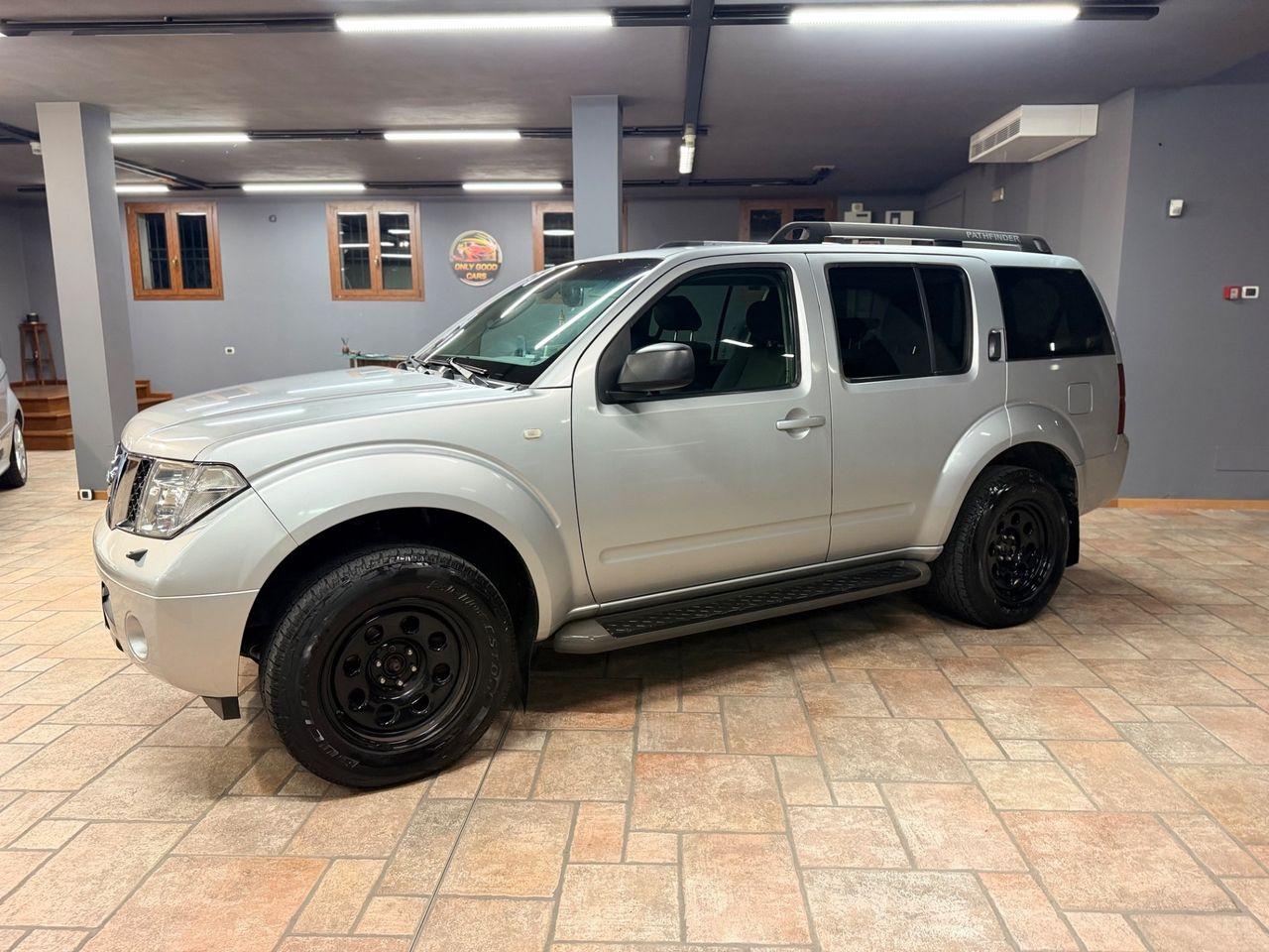 Nissan Pathfinder 2007 — rear view