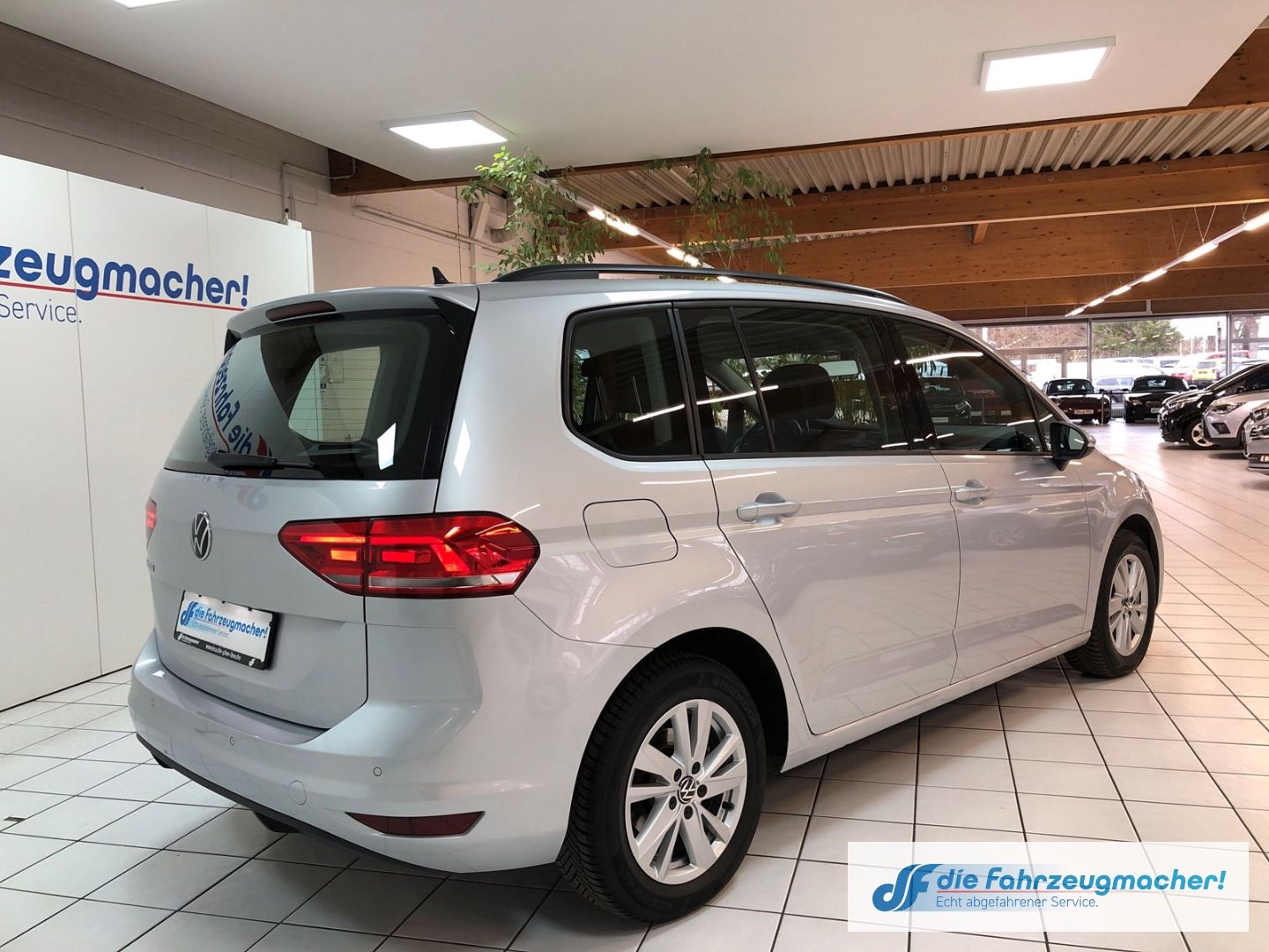 Fahrzeugabbildung Volkswagen Touran Comfortline1.5 TSI AHK-klappbar Navi 3-Zo