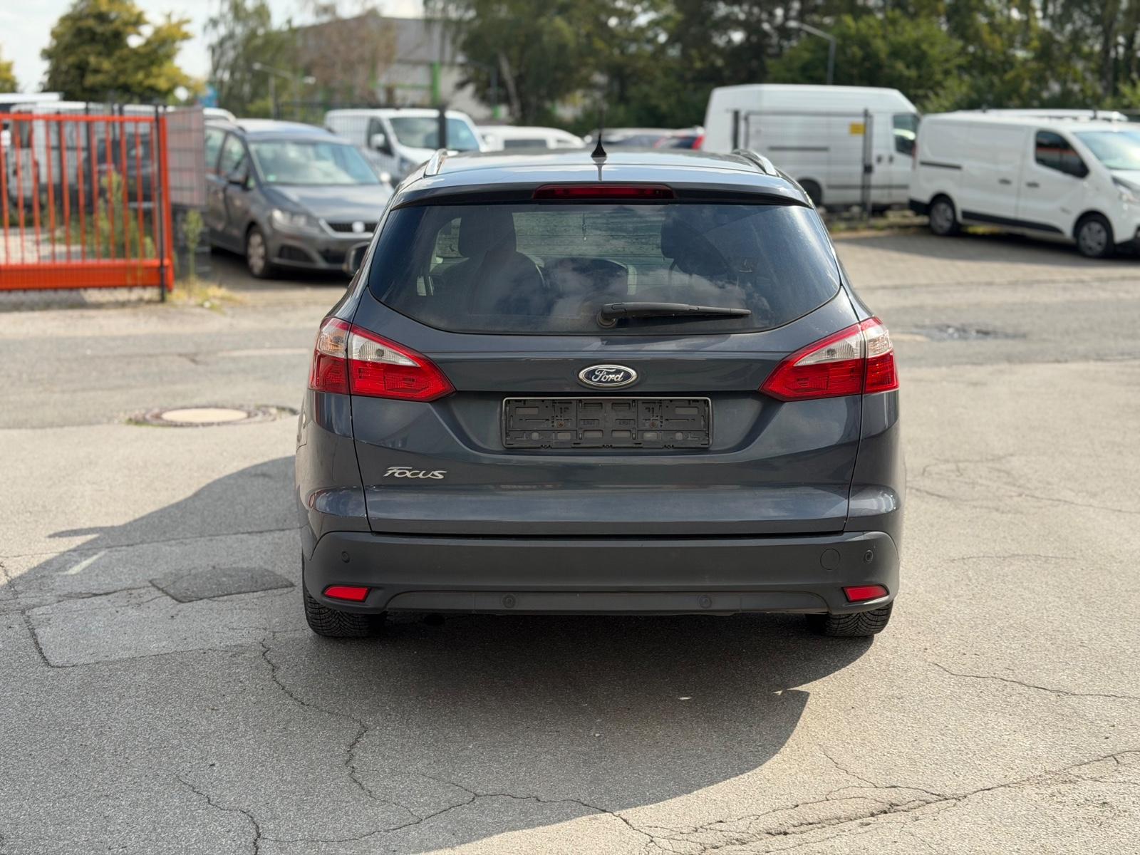 Ford Focus 2014 — interior