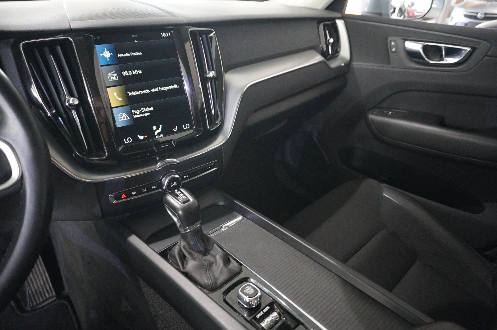 Fahrzeugabbildung Volvo XC 60 T4 MOMENTUM PRO NAVI/LED/VIRTU./SHZ/AHK