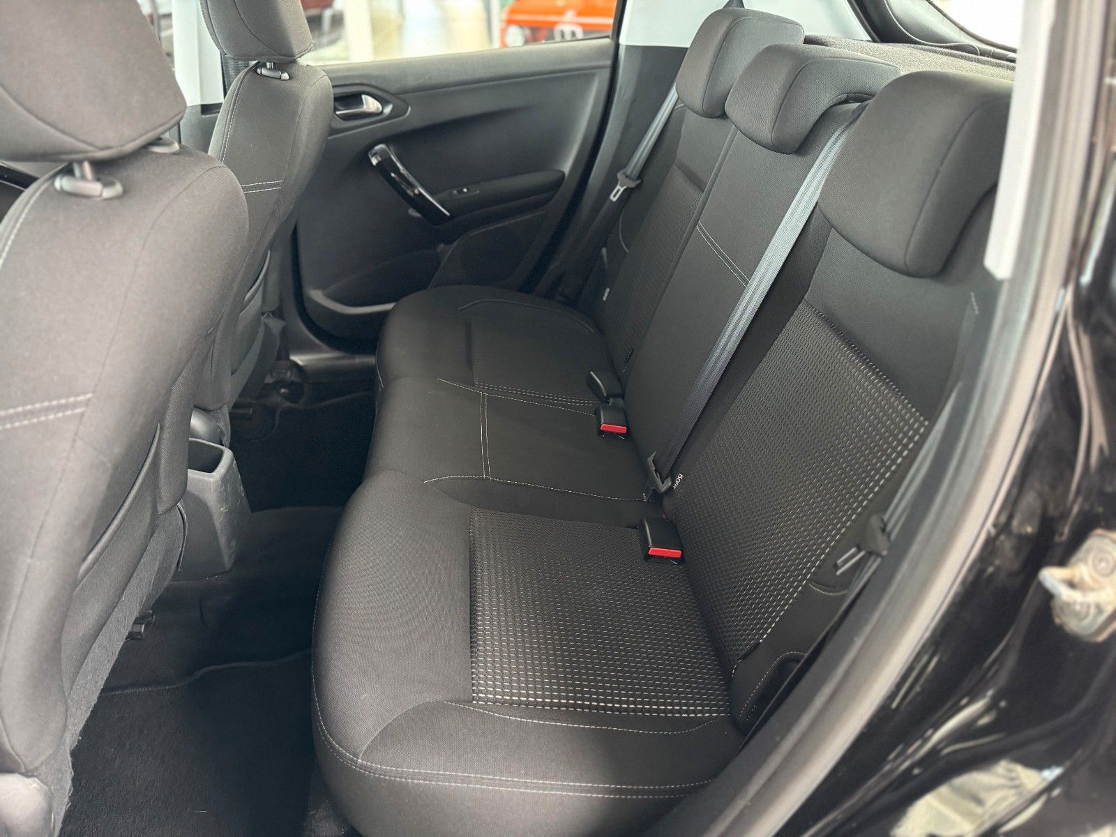 Fahrzeugabbildung Peugeot 208 1.2 110 Allure "Automatik GJR Sitzheizung"