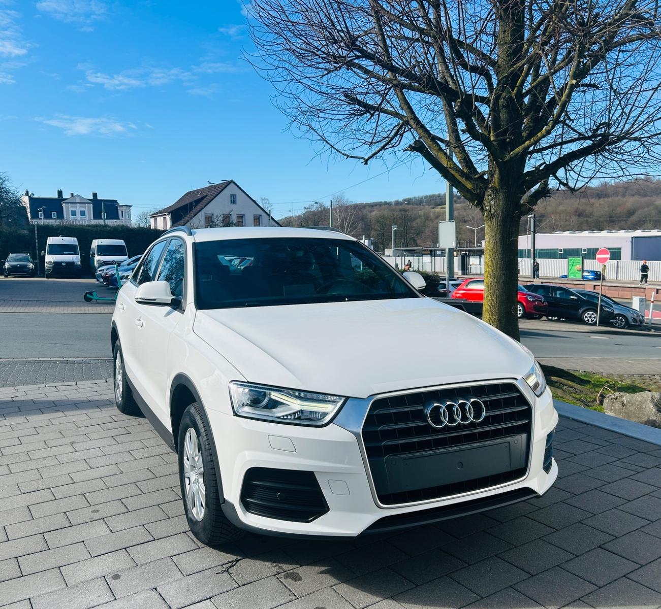 Audi Q3 basis *Tempo, EPH, AHK, elektr.Sitz*