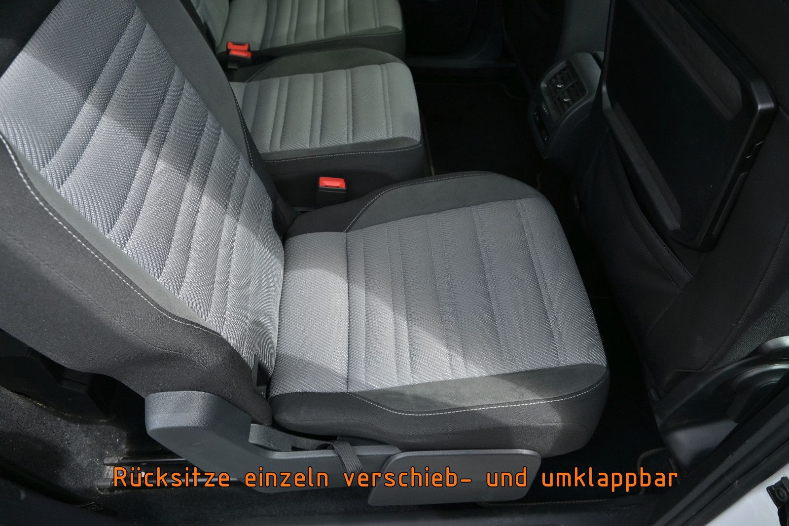 Fahrzeugabbildung Volkswagen Touran 2.0 TDI DSG R-Line °ACC°AHK°PANORAMA°KAM°
