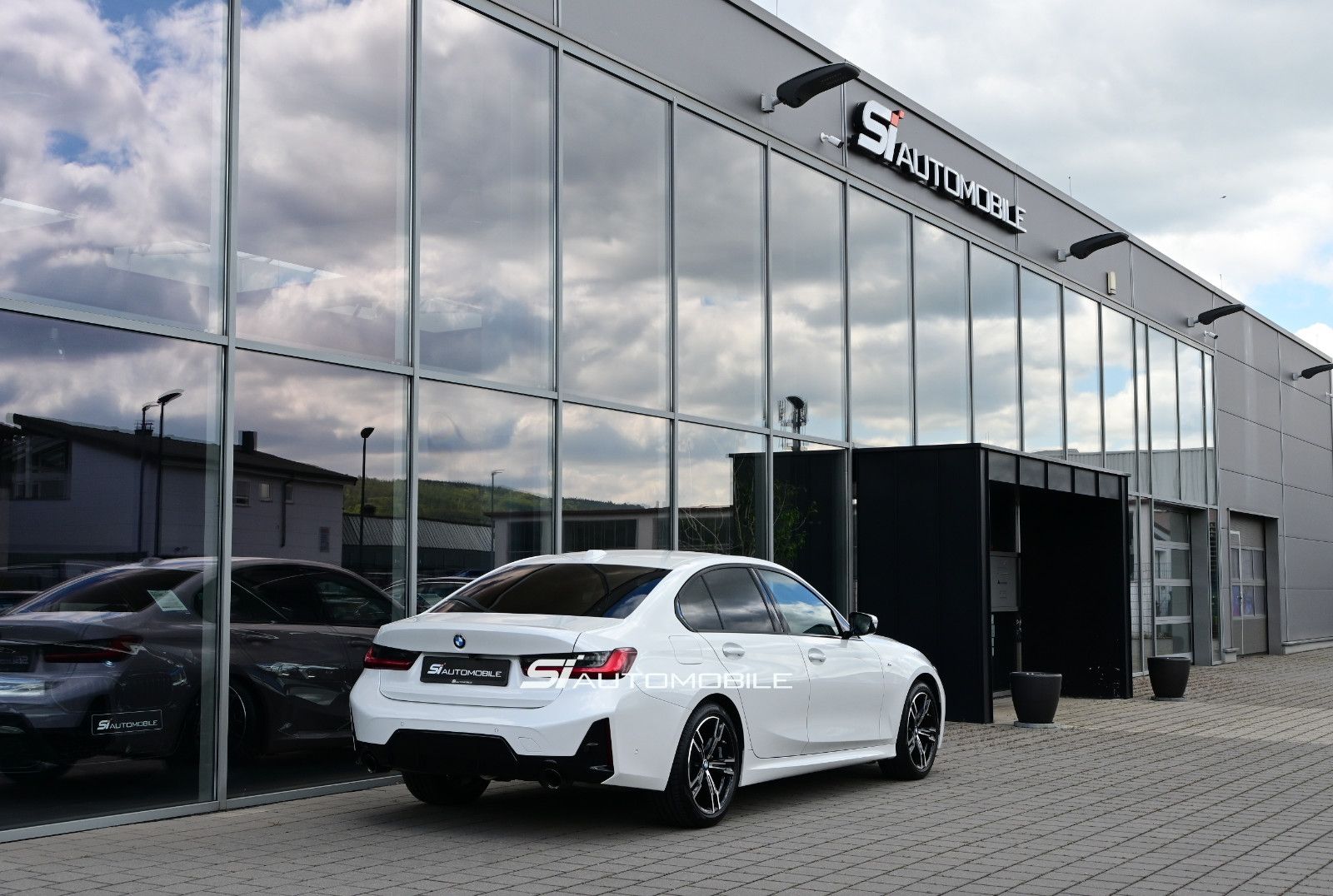 Fahrzeugabbildung BMW 320d xDr. M SPORT °ACC°AHK°WIDESCREEN°STANDHEIZ.