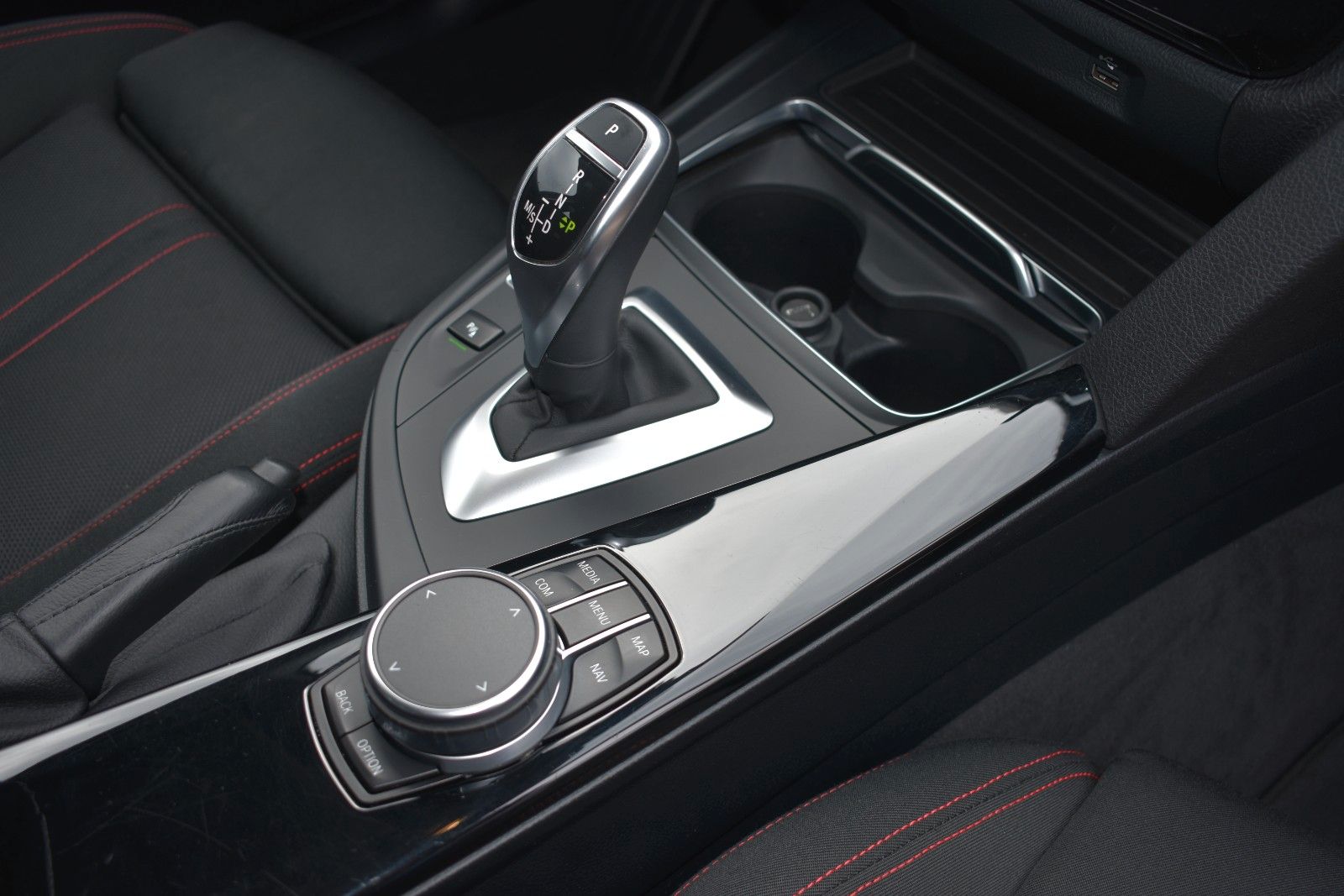 Fahrzeugabbildung BMW 320i Touring Sport Line Sportautom.AHK LED Pano