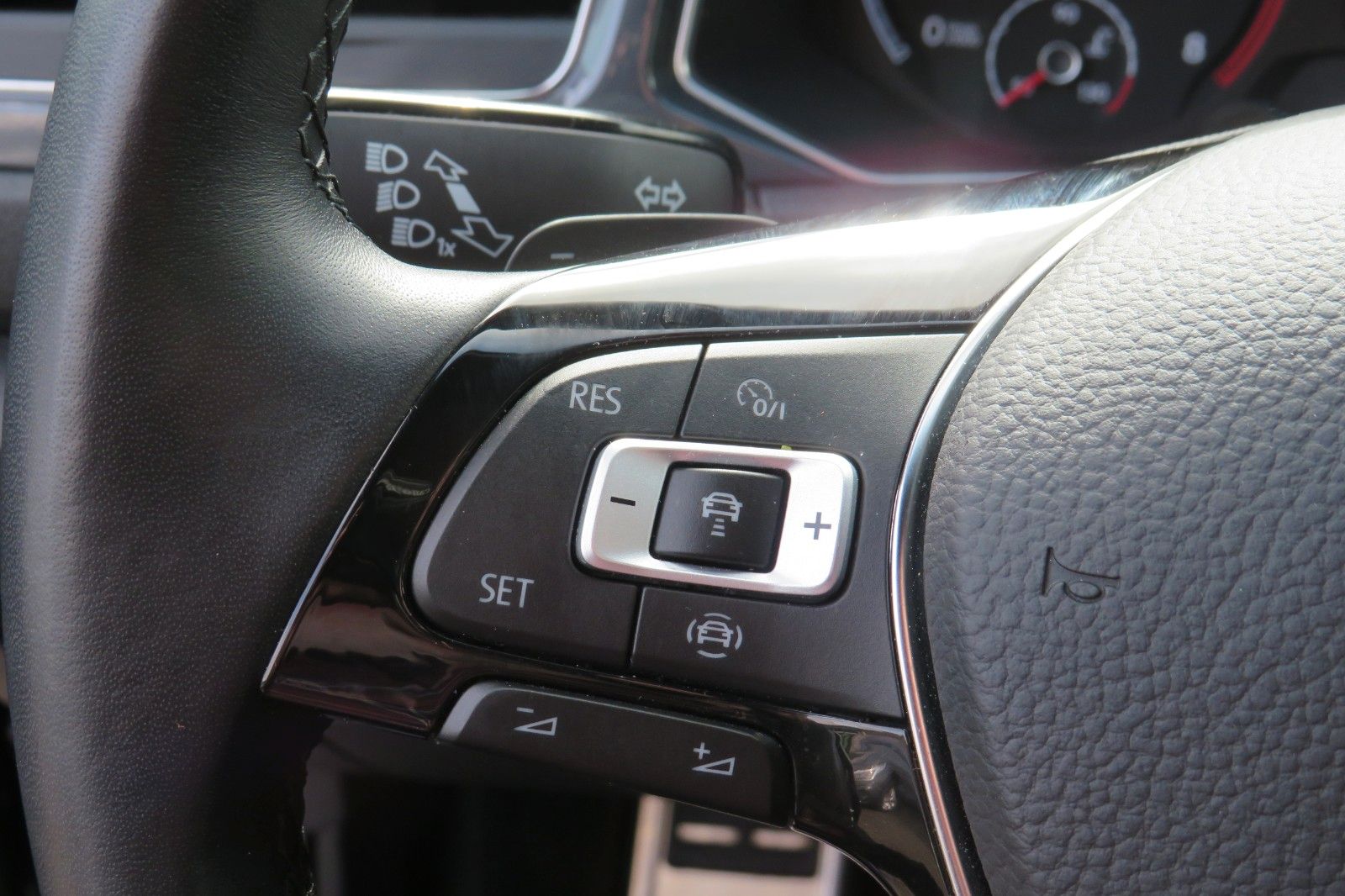 Fahrzeugabbildung Volkswagen T-Roc SPORT/R-LINE ACC KAMERA SITZH. 18`NAVI 1H