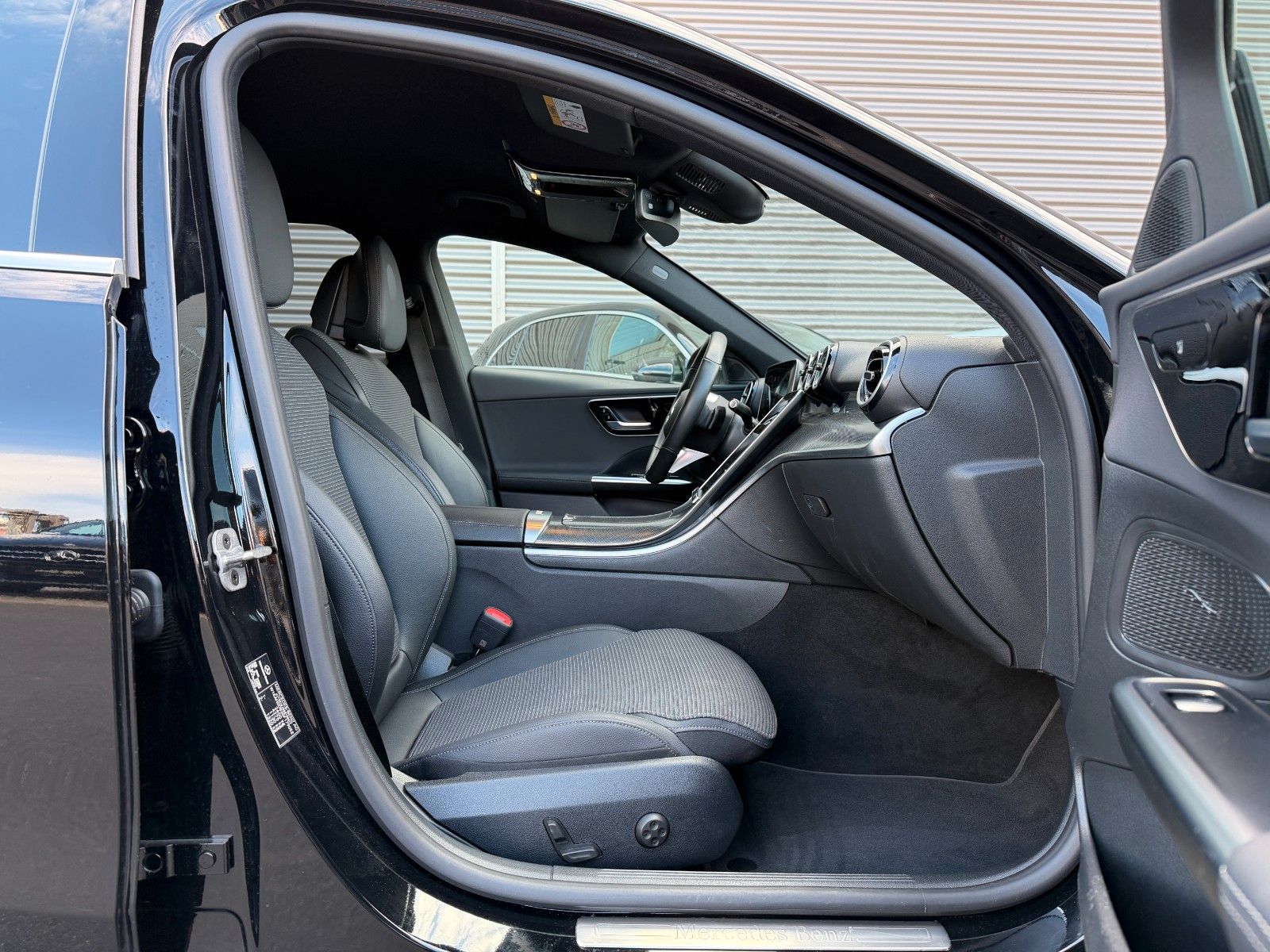 Fahrzeugabbildung Mercedes-Benz C 200d T Avantgarde+AHK+Ambiente+RKamera+MBUX+