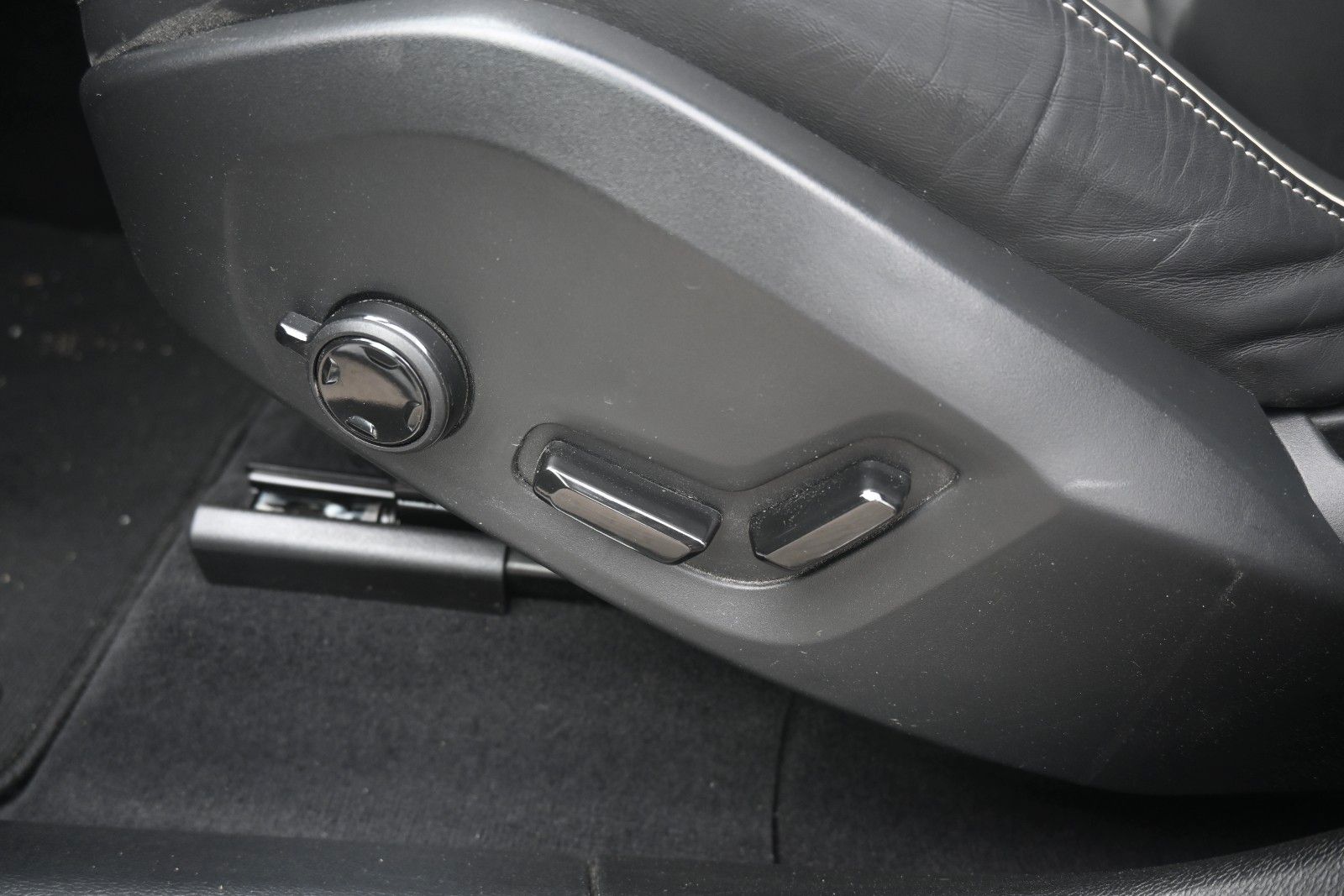 Fahrzeugabbildung Volvo XC60 B5 AWD Ultra Dark*PANO*LUFT*360°*ACC*AHK