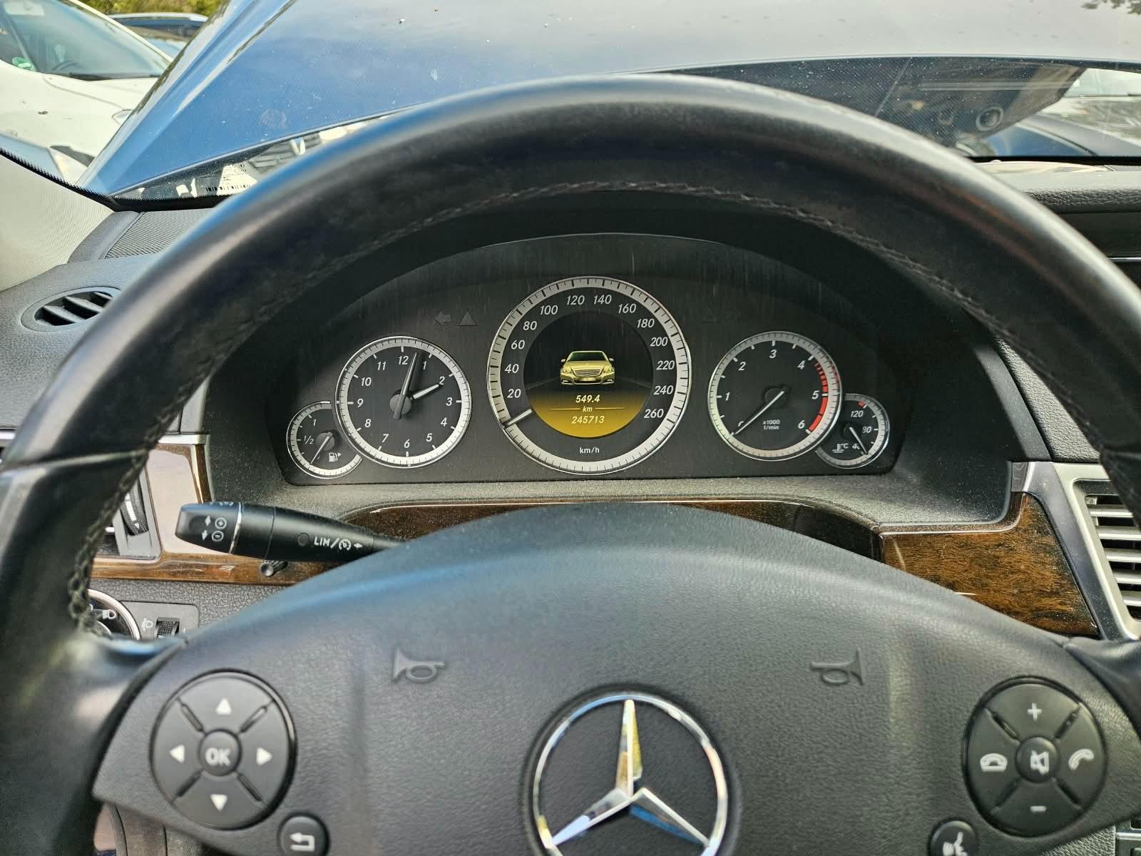 Mercedes-Benz E200 2011 — photo 16