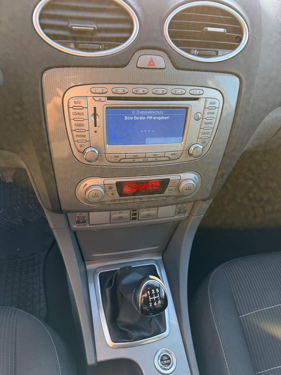 Ford Focus 2010 — photo 13