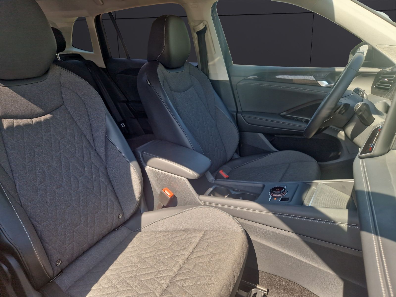 Fahrzeugabbildung Volkswagen Tiguan 2.0 TDI Life DSG LED+ ACC AHK SHZ LRHzg W