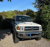 Toyota Land Cruiser  GRJ 76 - Toyota Land Cruiser mit Benzin-Antrieb: Geländewagen