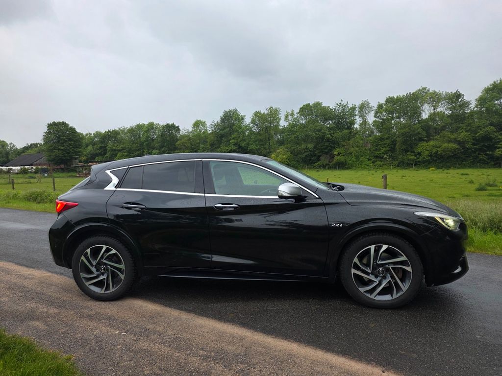 Infiniti Q30