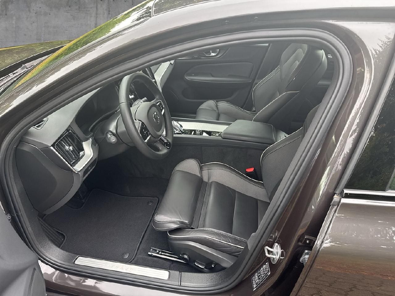 Fahrzeugabbildung Volvo S60 B4 Benzin Plus Dark