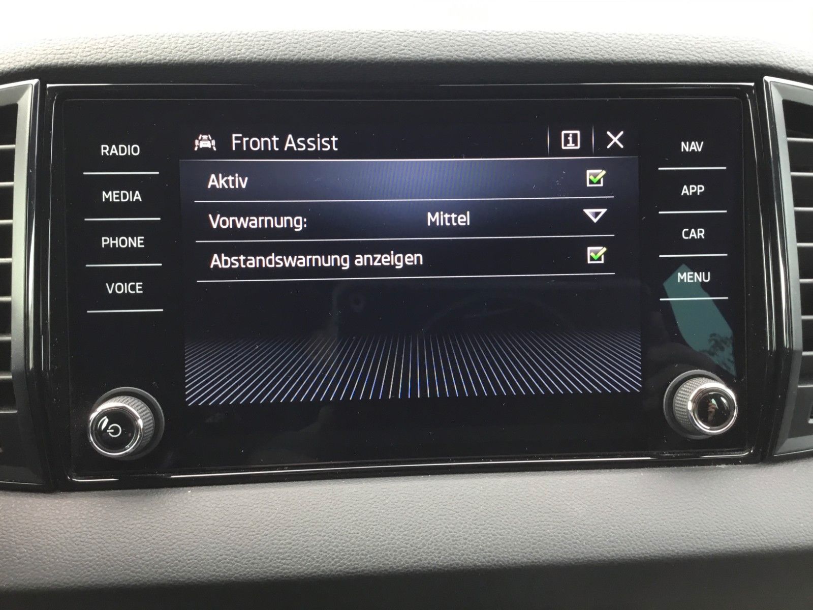 Fahrzeugabbildung SKODA Karoq 2.0l TDI DSG 4x4 SPORTLINE+AHK+18"+Kamera