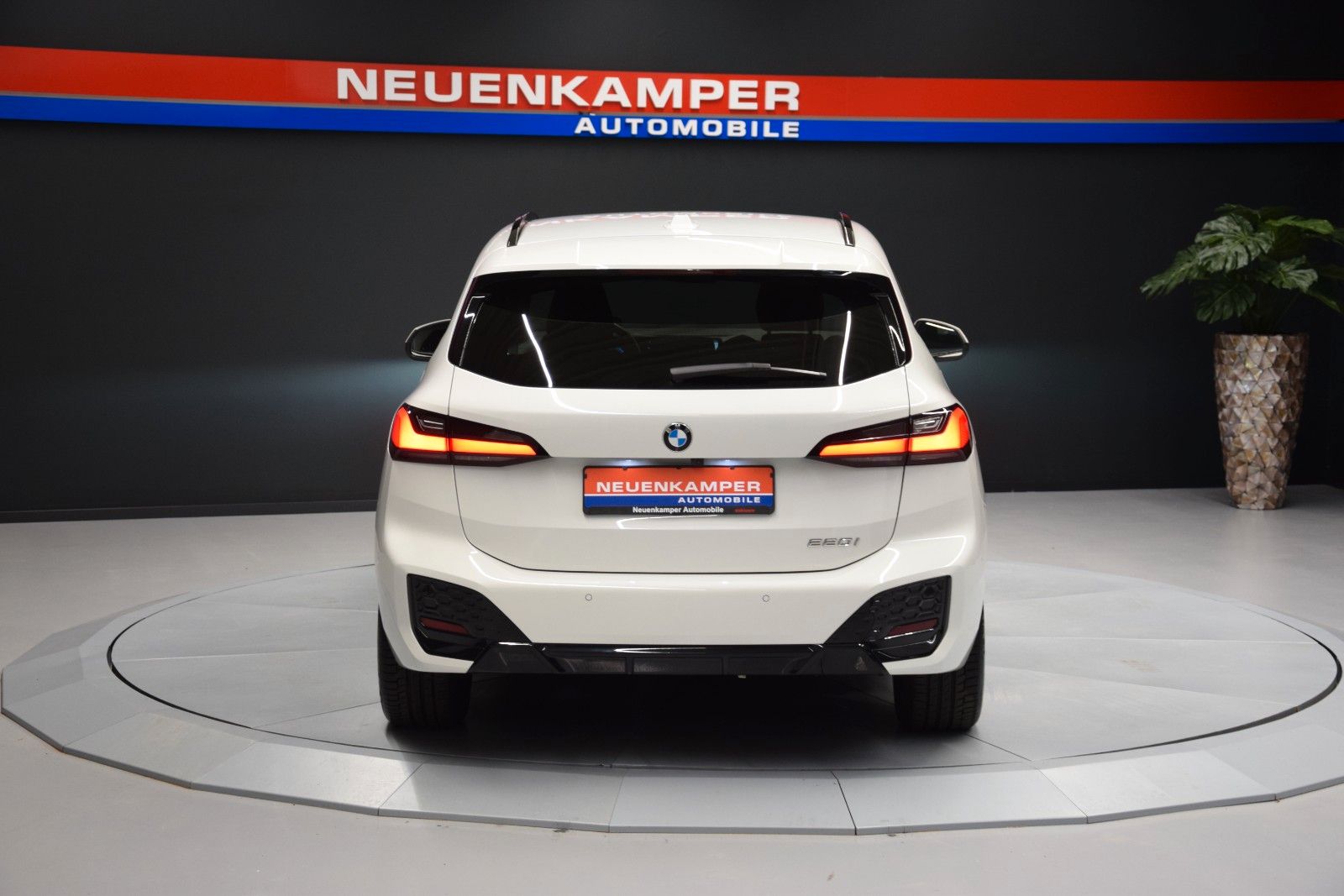 Fahrzeugabbildung BMW 220 i M Sport Active Tourer HuD H&k ACC AHK 360°
