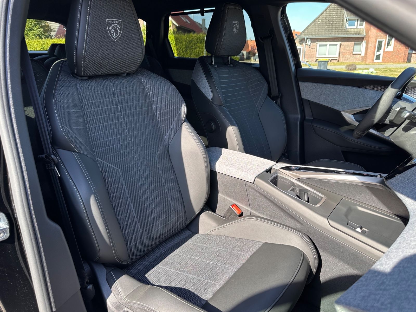 Fahrzeugabbildung Peugeot 5008 GT Hybrid 145 Autom 7-Sitz/ACC/Navi/APP/LED