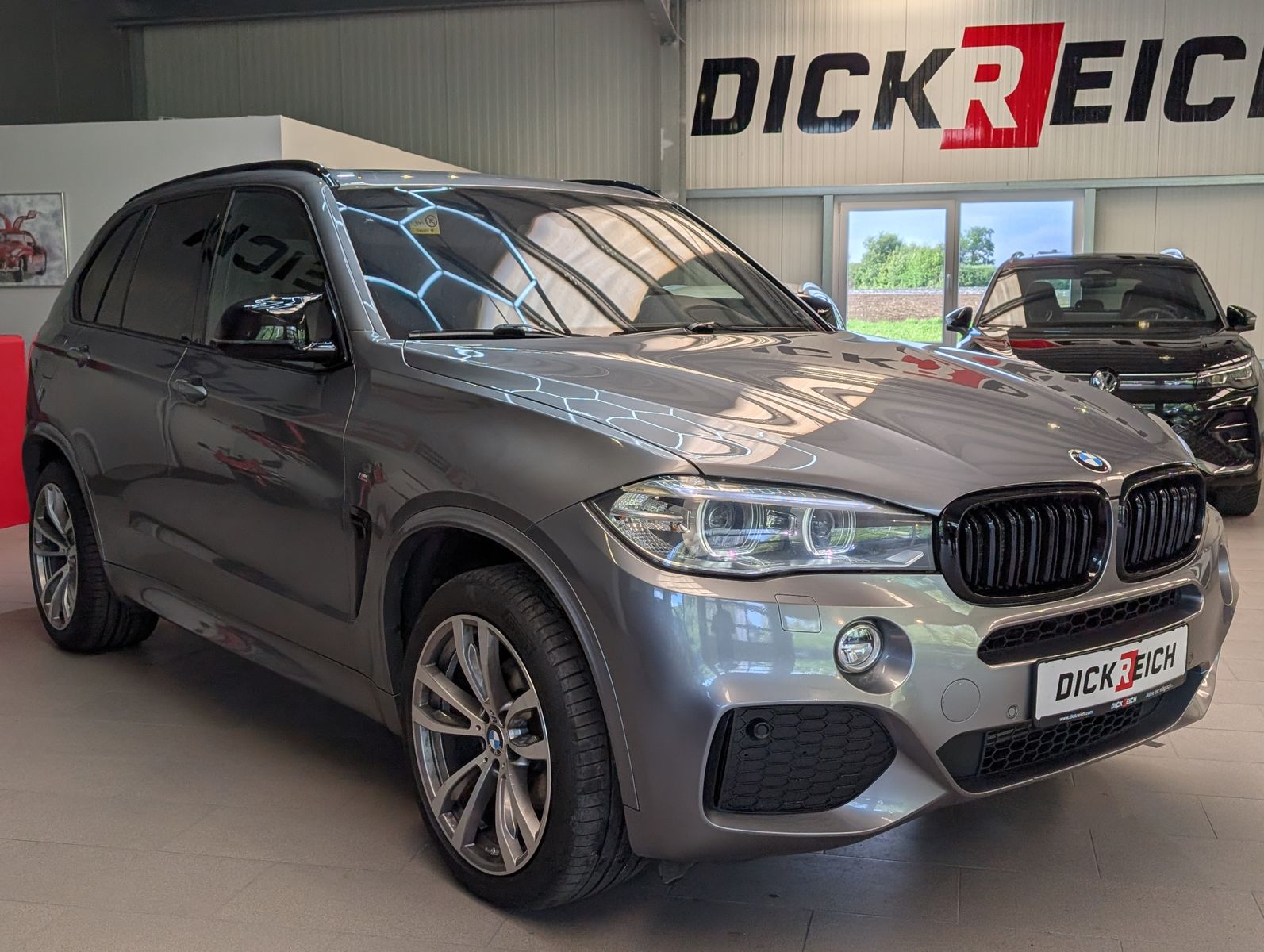 Fahrzeugabbildung BMW X5 xD 30d M-Sport HUD Pano H&K Komfortsi AHK 20"
