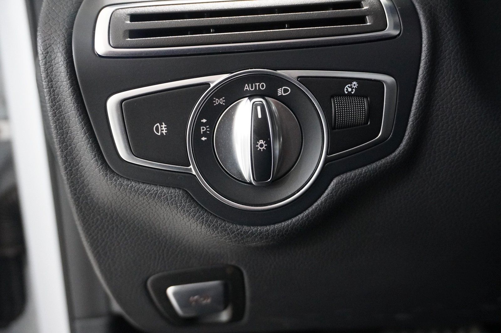 Fahrzeugabbildung Mercedes-Benz C 220D LIM. AMG LINE NAVI/LED/KAMERA/SPORT/AHK